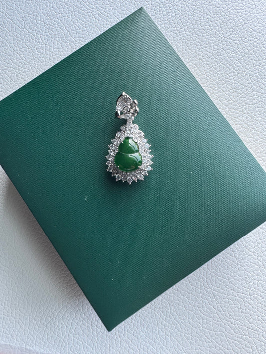 Green Hulu Silver Necklace